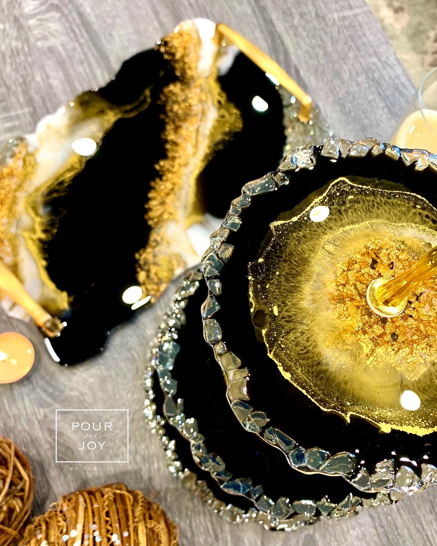 Black & Gold Flakes Resin Tray (Small) - Large Gemstones Handles –  YellowBagDesigns